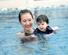 Berenang Di Kolam Renang Saat Hujan